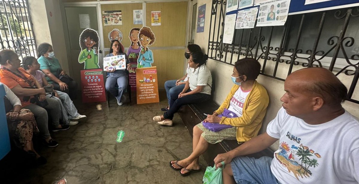 Salud_Guayas's tweet photo. #ElNuevoEcuador |Técnicos de Atención Primaria de la Salud (TAPS) y profesionales de @Salud_Ec socializan con usuarios y en la comunidad sobre la importancia de una buena #AlimentaciónSaludable, con el objetivo de prevenir enfermedades como la obesidad y sus consecuencias. https://t.co/8vOmisk0Zv