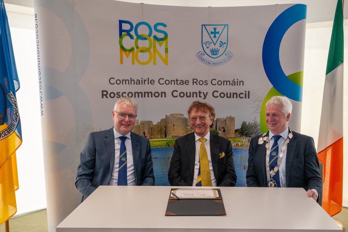 roscommoncoco's tweet photo. Roscommon County Council today conferred the Freedom of Roscommon on Sean Mulryan following a ceremony in Áras an Chontae.

Mr. Mulryan was presented with the accolade by Cathaoirleach, Cllr. Liam Callaghan and Chief Executive Sean Tiernan. https://t.co/yjPrnUCUdi