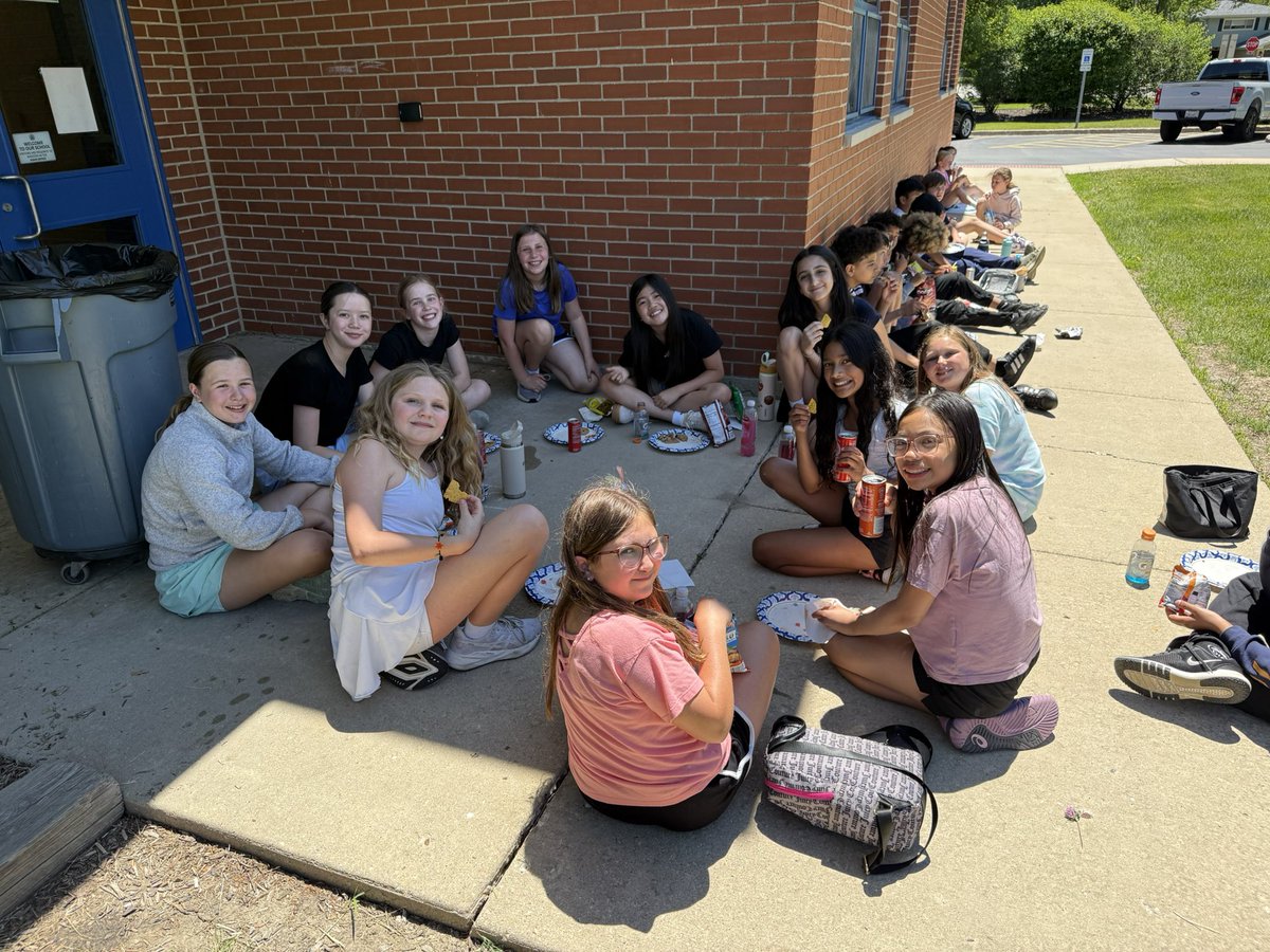 hansenclass5's tweet photo. Delicious lunch on 5th grade fun day. Thanks @ivyhillpta!! #ivyhillleague https://t.co/f4e7ITcdYd