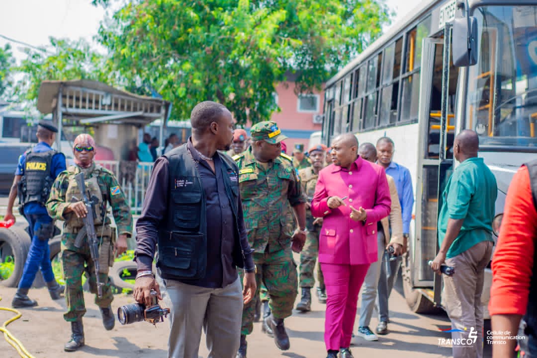 GlodaveBoloy's tweet photo. #Transco_RDC
Grâce à la vision managériale du DG @CKilubu, Transco  poursuit sa modernisation. 
Après 13 ans avec les mêmes équipements de bureau, les agents bénéficient désormais de nouveaux mobiliers, une action concrète qui améliore mieux les conditions de travail du personnel https://t.co/fcqna6aT7X