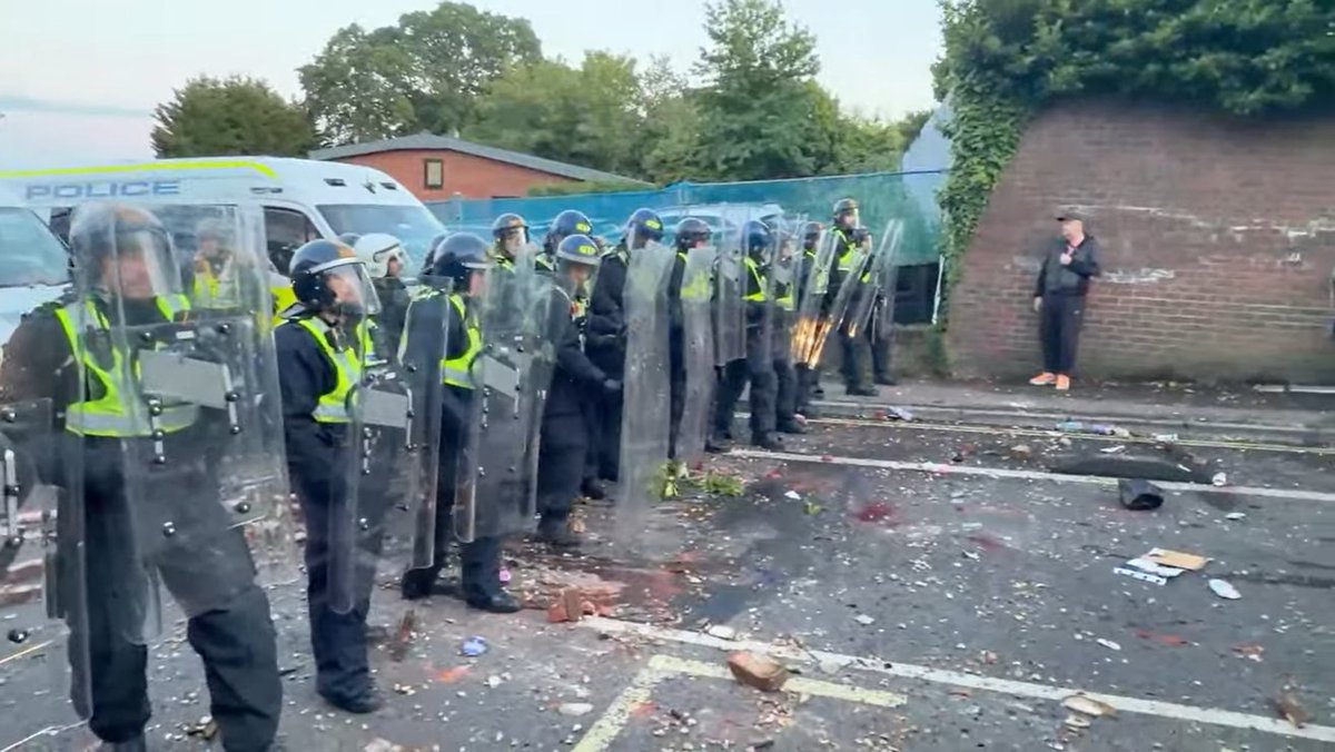 MagistratesBlog's tweet photo. A few moments ago in St Denys Road, just a couple of hundred yards away from Portswood Police Station, Southampton.
Debris lying on the road, having been thrown at the police line. https://t.co/6wyPuRZ6zG
