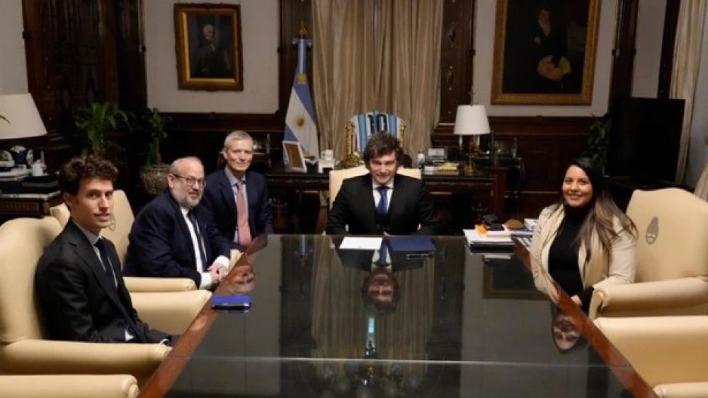 CAMenEspanol's tweet photo. “La participación del presidente @JMilei en la apertura oficial de la plenaria mundial de IHRA dejó en evidencia el papel de liderazgo que Argentina está asumiendo en la lucha global contra el antisemitismo y en la defensa de la memoria del Holocausto.

Y resultan especialmente significativas las palabras del enviado especial de Estados Unidos para monitorear y combatir el antisemitismo @StateSEAS, el rabino Yehuda Kaploun, quien describió a Milei como “un ejemplo para el mundo” y quien además destacó su compromiso con las comunidades judías en Argentina y a nivel internacional.

Valoro profundamente la claridad y determinación con las que el presidente Milei ha impulsado estos temas. En momentos en que el antisemitismo crece en distintas partes del mundo, liderazgos firmes y comprometidos marcan una diferencia real”:

- SHAY SALAMON, Director Ejecutivo de @CombatASemitism para Latinoamérica