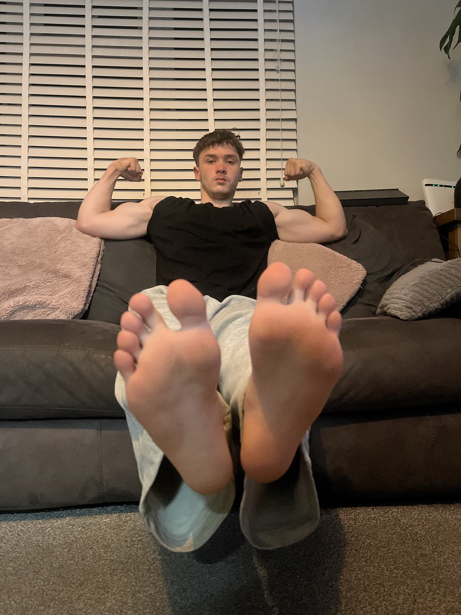MasterMack_'s tweet photo. It’s my birthday tomorrow, this is the last evening to serve you teenage alpha king 😈 https://t.co/CIGPHcX7yi