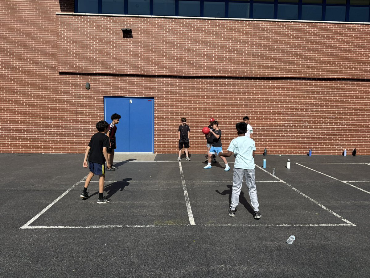 hansenclass5's tweet photo. 4-square rotation during fun day! #ivyhillleague https://t.co/FkogsrwQ2b