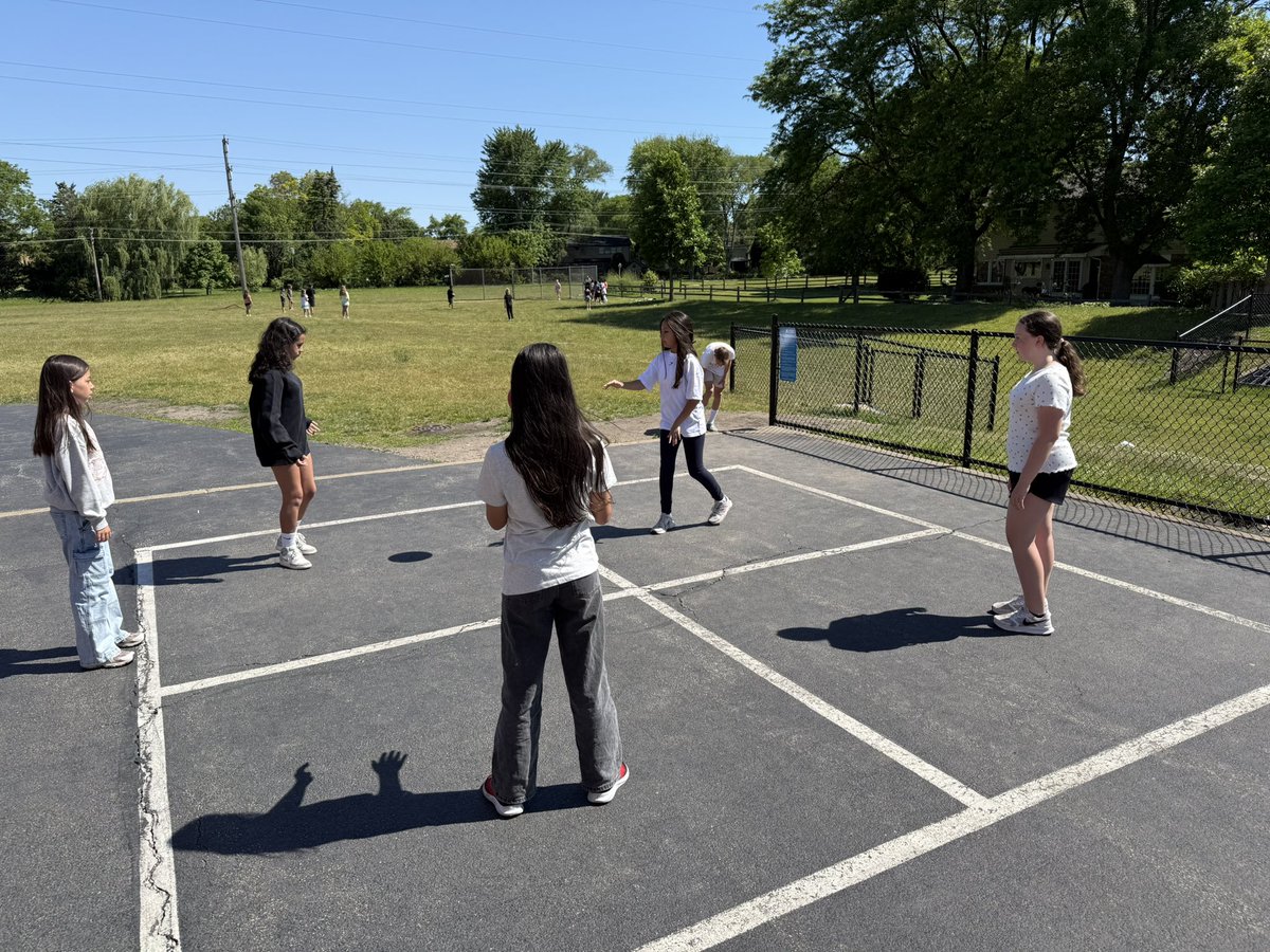 hansenclass5's tweet photo. 4-square rotation during fun day! #ivyhillleague https://t.co/FkogsrwQ2b