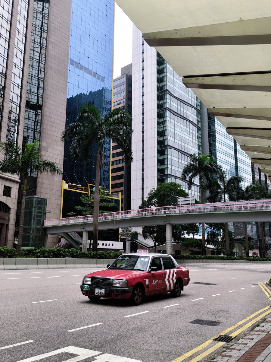 TY_periky's tweet photo. 上飞机之前再纪念下吧😌感觉香港的道路复杂程度不亚于重庆
如果真的明年还要举办的话真的要从现在开始攒钱了 万一明年有基兔的双人合照呢🥹🥹今年资金不够只和jamie合影了因为没想到麦叔会剃胡子啊啊啊，如果把他们叫来当常驻嘉宾也可以呃呃
虽然香港票价翻倍但也要比飞欧洲看方便便宜()穷人哭了 https://t.co/iDrQFWTu42