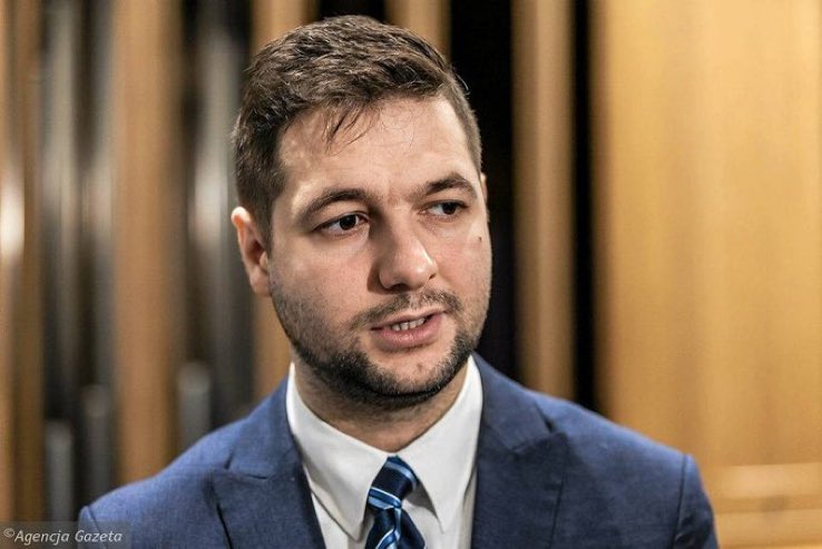Propeertys's tweet photo. Od projektu za 4 tys. zł do milionowych dotacji. Kulisy finansowania z Funduszu Sprawiedliwości organizacji Mariusza Jakiego.

Sprawa FS wraca jak bumerang i kręci się koło czołowych działaczy Zjednoczonej Prawicy.

Brat Patryka Jakiego, Mariusz Jaki, nie był urzędnikiem Ministerstwa Sprawiedliwości, jednak według ustaleń dziennikarskich był powiązany z organizacją pozarządową, która otrzymała wielomilionowe środki z Funduszu Sprawiedliwości.

Najczęściej wskazywaną organizacją jest Fundacja Ex Bono. Fundacja ta w latach ok. 2018–2023 otrzymała z Funduszu Sprawiedliwości około 30–32 mln zł. Środki przeznaczono m. in. na prowadzenie centrów pomocy ofiarom przestępstw, wsparcie psychologiczne, pomoc prawną oraz ośrodki wsparcia.
W tym samym okresie Patryk Jaki był wiceministrem sprawiedliwości i nadzorował funkcjonowanie Funduszu Sprawiedliwości.