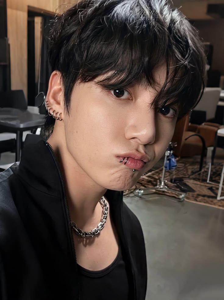 lv4jinnie's tweet photo. IDOL (BOY)FRIEND 🎤 | Uma #jikookau onde:

Jimin é fã de Jeon Jungkook há mais de 10 anos e o encontra perto do rio Han. E Jungkook, em mais um dia de caminhada, é abordado por um rapaz que lhe faz um pedido inusitado. https://t.co/NTpMdj5NWn