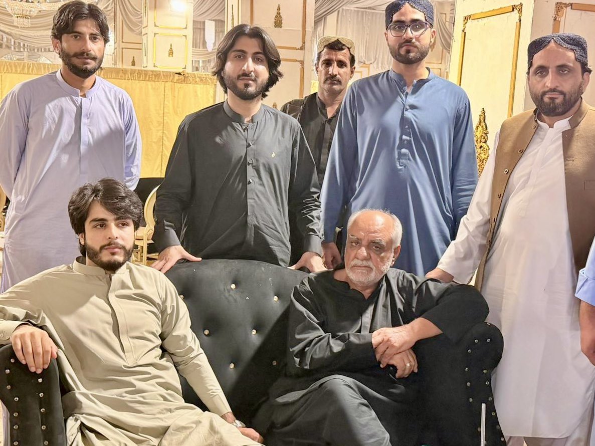 Wadera_zada's tweet photo. زہری بلبل میں سردار نصیر احمد میوسانی اور ان کے صاحبزادگان زہری خان و میر خلیل کی گرفتاری، میر خلیل کو زخمی کرنے اور چادر و چاردیواری کے تقدس کی پامالی کی شدید مذمت کرتے ہیں۔ عوام میں خوف و ہراس پھیلانا اور سیاسی و قبائلی قیادت کو طاقت کے زور پر دبانے کی کوشش ناقابلِ قبول ہے . https://t.co/EPfYlOMpiu