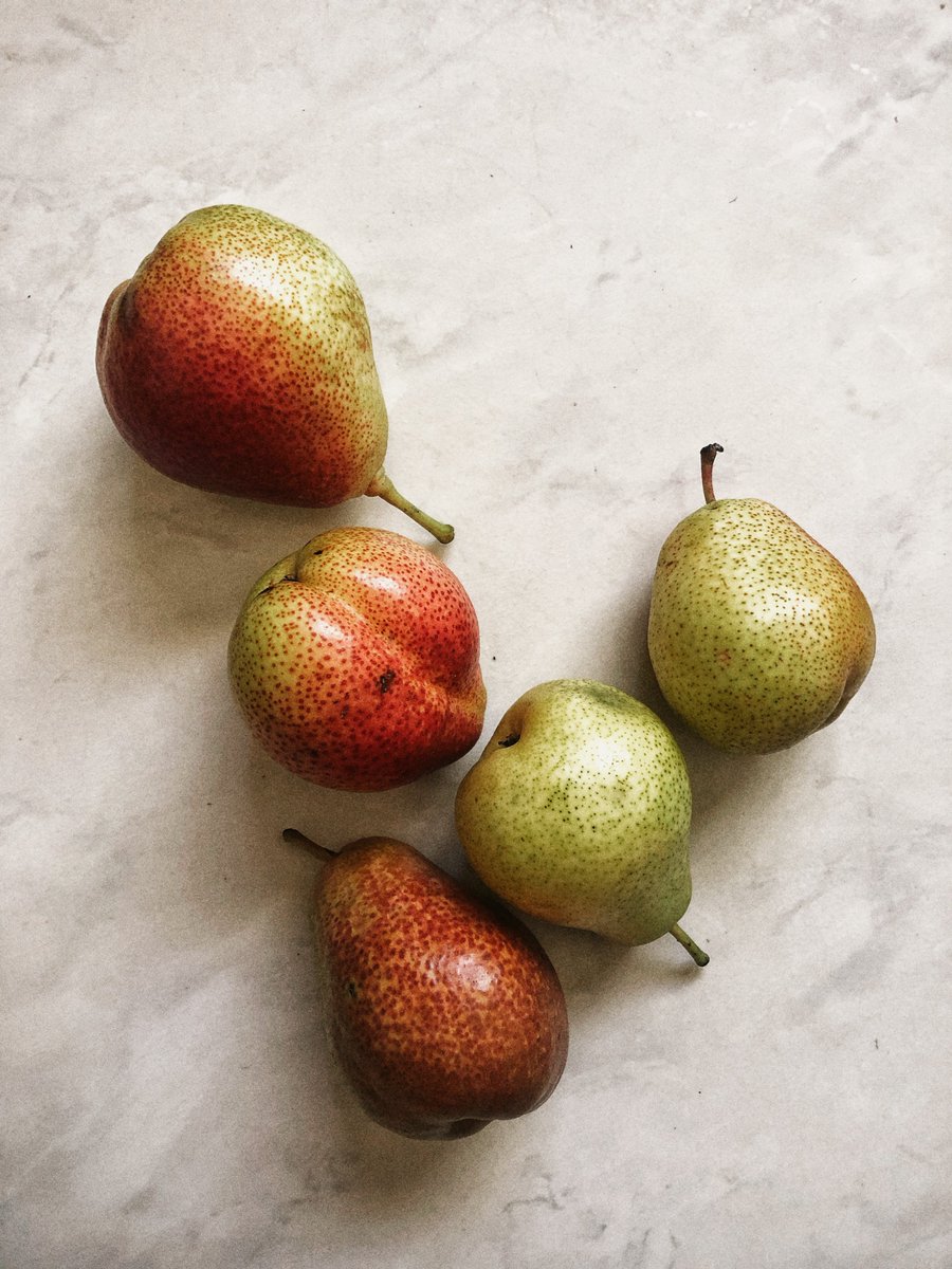 NVLO__'s tweet photo. Steamed pear  🤭🤭with pumpkin seeds, tiger nuts (eengeshu), Assorted dates and Chinese longans… a perfect sweet treat🤌🏽 https://t.co/i4zrLm0sn2