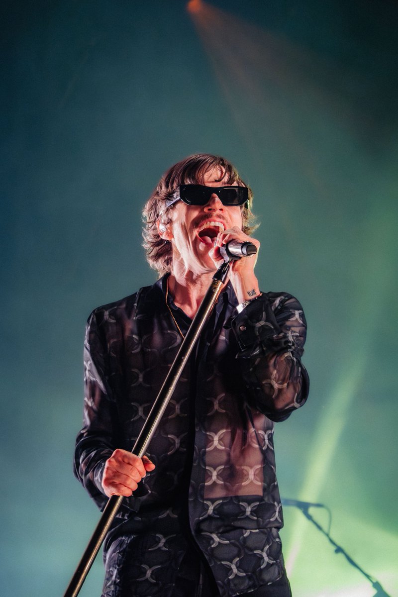abiiore's tweet photo. matt shultz of cage the elephant by me <3
i fall in love with this band more and more every time i see them. https://t.co/agBRERvMZl