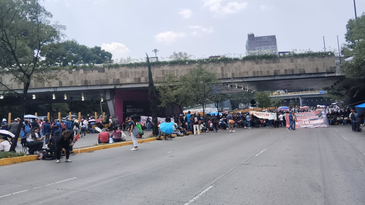 MX_Informativo's tweet photo. Integrantes de la #CNTE #bloquean #CircuitoInterior en ambos sentidos, a la altura del Bosque de Chapultepe. Se encuentra colapsado en transito vial e incluso Av. Paseo de la Reforma https://t.co/ew24uD6iMs