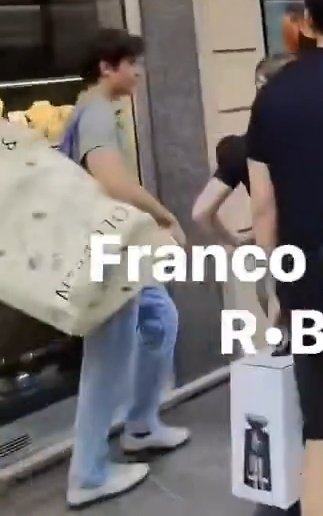 verstupper's tweet photo. la bolsa más grande q él jsjdjdjjdd adentro lo tiene a yuki tsunoda https://t.co/vPE6d3lPdq