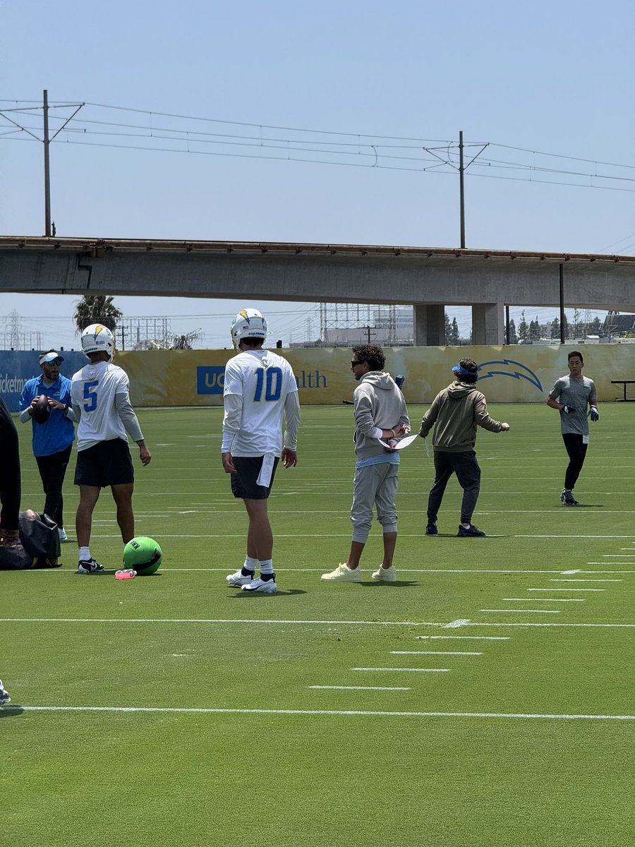 krisrhim1's tweet photo. Some notes from practice today: 

Justin Herbert didn’t throw 
No Rashawn Slater in team drills, Branson Taylor at LT 
Nadame Tucker looked great matched up against Taylor
DJ Uiagalelei had the throw of the day; a deep ball over Derwin James and into the arms of WR JaQuae Jackson https://t.co/uNKpjJnwNf
