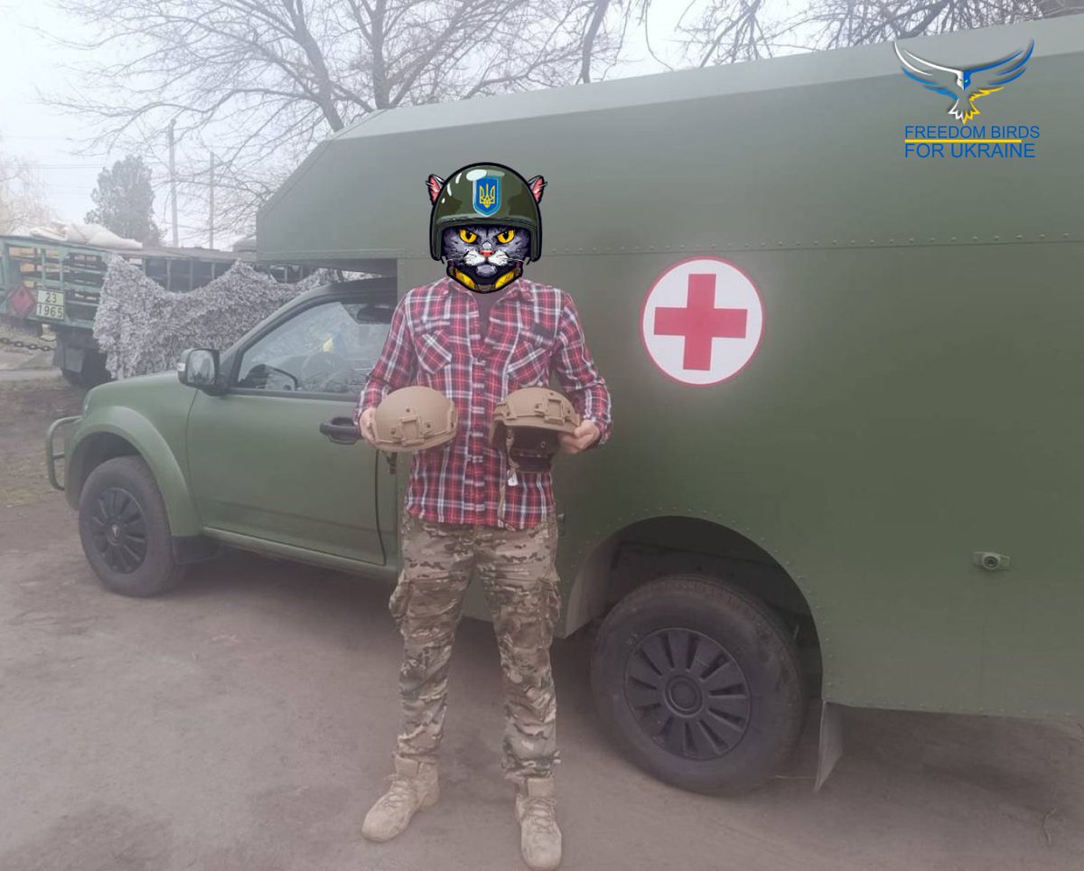 freedombirds4ua's tweet photo. Кевларовые шлемы, о закупке которых мы рассказывали ранее, доставлены адресатам. Шлемы уже переданы военным медикам 7-й отдельной механизированной санитарной роты и бойцам подразделения «Кракен». 1/3 https://t.co/YzYRoHIcPR