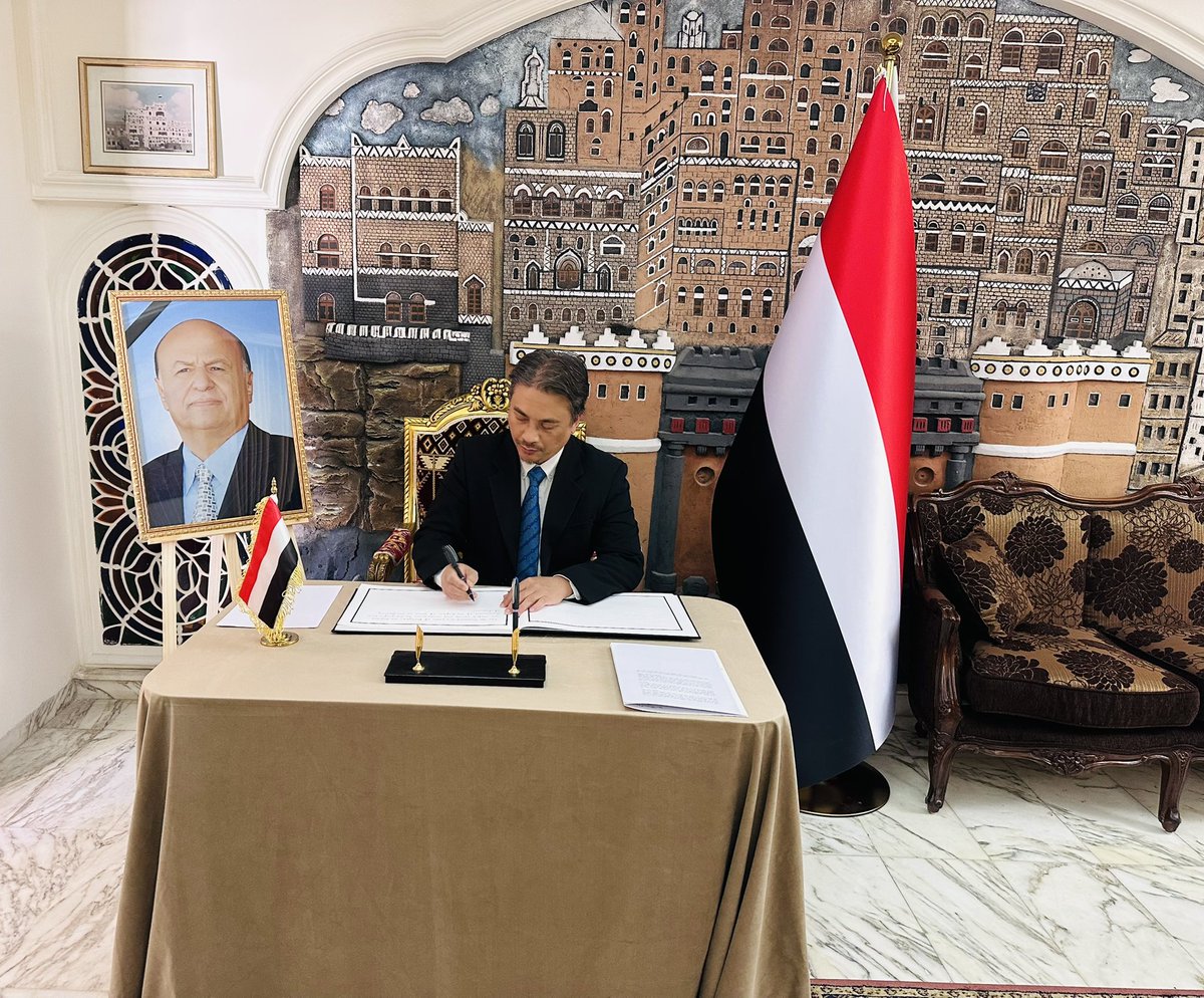 Emb_Yem_Jordan's tweet photo. استقبلت سفارة الجمهورية اليمنية في المملكة الأردنية الهاشمية الشقيقة سفراء ورؤساء البعثات العربية والأجنبية المعتمدين لدى المملكة الاردنية الهاشمية وكذلك السفراء المعتمدين لدى بلادنا الى جانب المواطنين المقيمين في المملكة الأردنية الهاشمية الشقيقة الذين قدّموا واجب العزاء في وفاة الرئيس السابق المشير الركن/ عبدربه منصور هادي، رحمه الله.

وسجل المعزون كلماتهم في سجل التعازي معبرين عن خالص المواساة بهذا المصاب الجلل، سائلين العلي القدير ان يتغمد الفقيد بواسع رحمته ومغفرته وان يلهم ذويه ومحبيه الصبر والسلوان.
