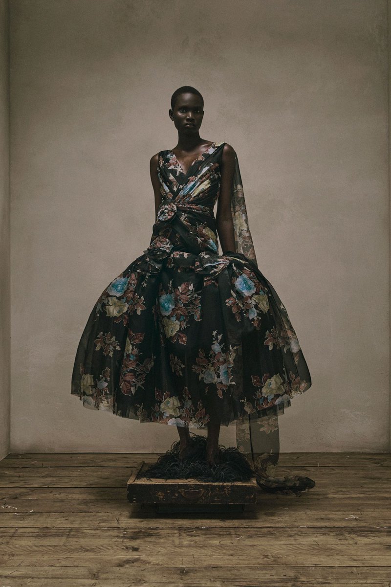LaModeUnknown's tweet photo. The romantic decay of ✨️Erdem✨️ Resort 2027 — ALL the looks in a thread.🪡🧵

PS: floral, sheer and cinematic. https://t.co/c2GdB1MUAa