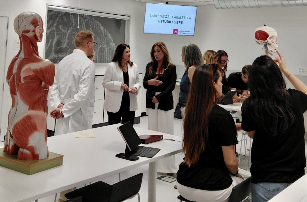MirinaCortesO's tweet photo. Visitamos la @UEuropea, cuyas instalaciones recrean entornos hospitalarios reales, que permiten una formación práctica e innovadora. 
La @ComunidadMadrid sigue apostando por el talento, la excelencia y la internacionalización como pilares de la educación superior. https://t.co/I9eDiiPUGY