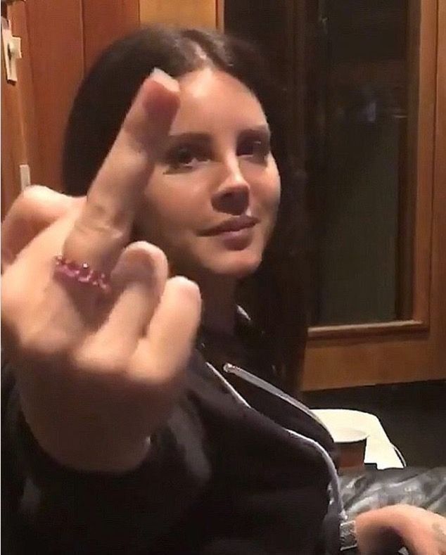 gettfout46's tweet photo. If ur evelyn hugo fancast is ana de armas get tf outta my face https://t.co/n1LDVECp0M
