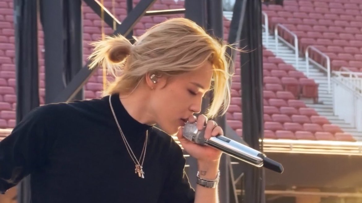 info_jimin's tweet photo. O CABELO DO SÉCULO EXISTE! Eu sou totalmente rendida por esse cabelo e quero muito que o #JIMIN deixe ele crescer cada vez mais. https://t.co/8YoiwTajl2