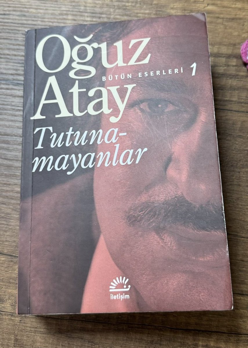 edebiyatladunya's tweet photo. Bir trajedinin içinde olduğumuzun farkında bile değiliz. 
Çok güzel yaşayıp gittiğimizi sanıyoruz.

Oğuz Atay https://t.co/UKfk8AbHQJ