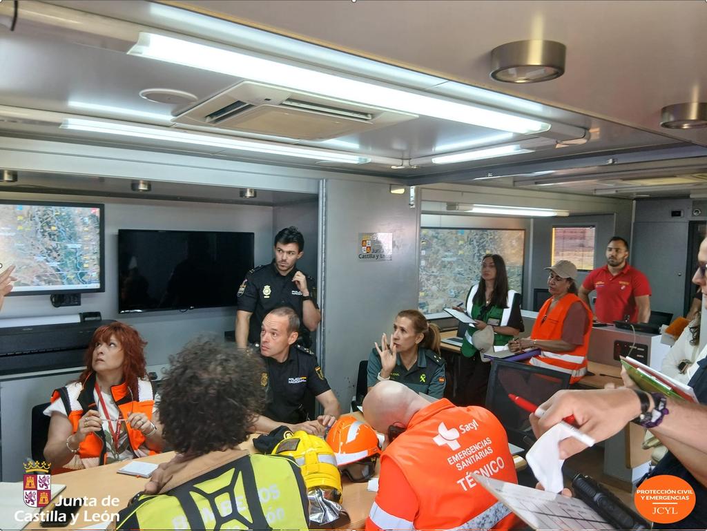 irenecortesc5's tweet photo. 🟧🟧🟧 Seguimos entrenando y mejorando. Hoy, medios de la Agencia de Protección Civil y Emergencias #APCE de la @jcyl han tomado parte en un #simulacro de accidente aéreo que se ha ejecutado en la zona exterior del aeropuerto de León. https://t.co/VmocrAD1P9
