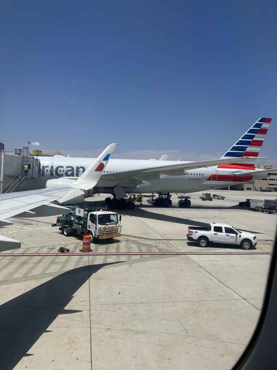Calichusetts274's tweet photo. The skies look beautiful and we’re just about ready for takeoff! ✈️ 🛫Time to set off for the Hub! Four and a half fabulous months in New England comin’ up! 😁 If only the Red Sox weren’t doing so poorly… ah well! 😆 #avgeek #AmericanAirlines #KLAX #KBOSS #airbus #a321 #a321neo https://t.co/PgDB52X0tU