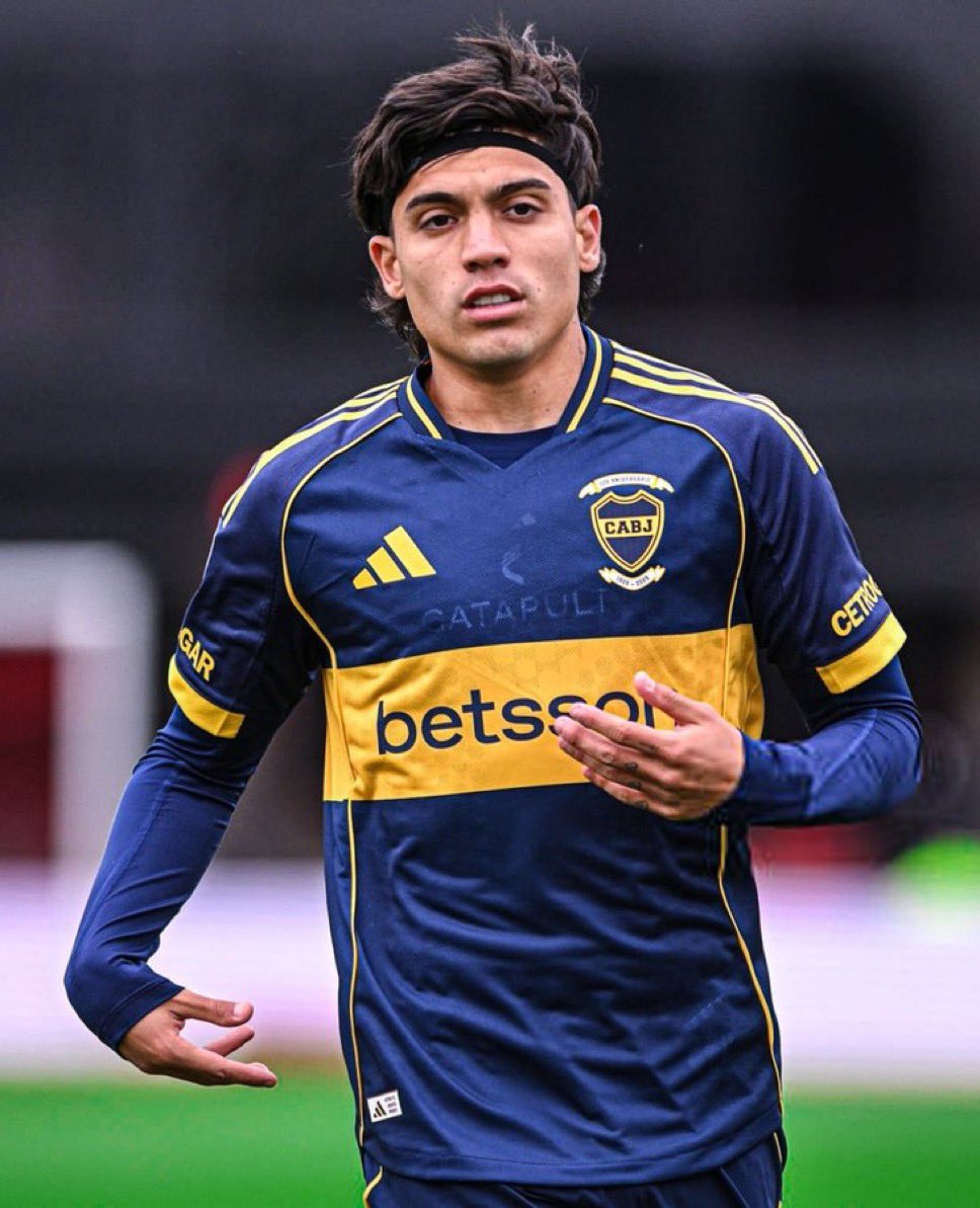 AtaqueFutbolero's tweet photo. 🇦🇷⚠️ NO HAY OFERTAS DESDE EUROPA POR EXEQUIEL ZEBALLOS.

El único ofrecimiento que tiene sobre la mesa es el de RENOVAR CONTRATO en Boca Juniors. 

- @luchocofano https://t.co/N1VsTRFoIt