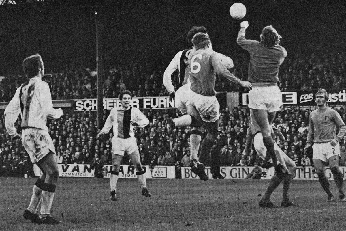 goalkeepersdiff's tweet photo. Ipswich Town's Laurie Sivell leaps to punch the ball clear from Crystal Palace's John Hughes in a match at Selhurst Park in November 1971. https://t.co/L3yS5CQKdP