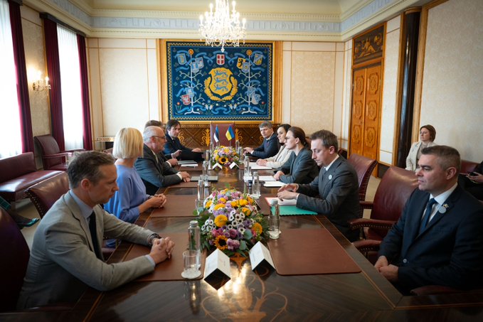 Kabmin_UA_e's tweet photo. Ukraine is strengthening defence cooperation with Estonia 🇪🇪🇺🇦

In Tallinn, Prime Minister of Ukraine @Svyrydenko_Y met with President @AlarKaris, President of the Riigikogu @LauriHussar, and Prime Minister @KristenMichalPM

⏩https://t.co/EoMt9xFRPm https://t.co/FkZ2NvFi28