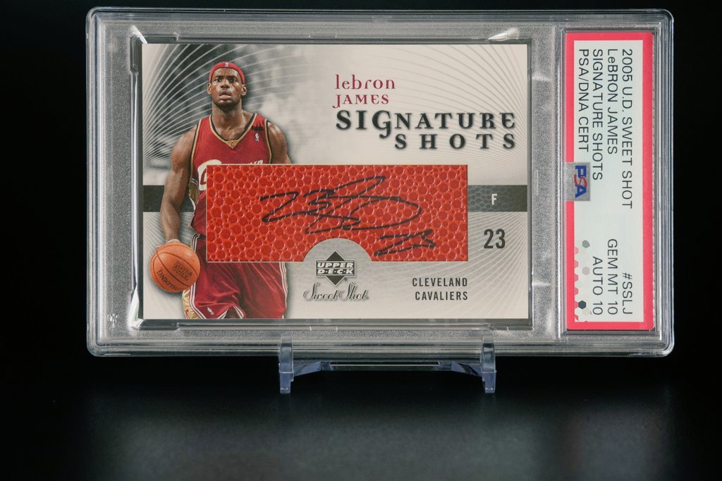 Tomo90sCard's tweet photo. 今回のDual鑑定で大化けした最高の一枚!
2005 UD Sweet Shot Signature Shots若き日のLeBron👑
まさかの初のGEM-MINT PSA10獲得✨️
さらにAUTO10の完璧評価でたまげたよ😲
That big, bold autograph is insane! Thanks, Young King 👑
@KingJames
@gradingservices
#LeBronJames #NBA #PSA10 #AUTO10 https://t.co/4eo8cxJsmd