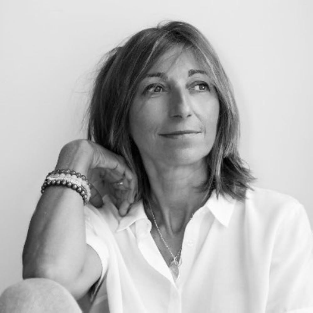 alainpaulweber's tweet photo. Christine Cotton : la biostatisticienne critique des vaccins COVID laisse un message déchirant, mon inquiétude est vive. 

Ce mardi 2 juin 2026, un message poignant attribué au compte X officiel de Christine Cotton @StatChrisCotton, a provoqué une onde de choc dans les milieux critiques de la gestion de la crise sanitaire. Dans ce texte, la biostatisticienne française annonce son intention de mettre fin à ses jours, après plus d’un an de souffrances physiques insupportables. À l’heure où ces lignes sont écrites, aucune confirmation officielle de son décès n’a été émise par sa famille, les autorités ou un établissement de santé. 
Un message d’adieu authentifié
Dans ce dernier message, daté du 2 juin, Christine Cotton revient sur son parcours et ses convictions :

«  Nous sommes le 02 juin 2026, quand vous lirez ces lignes j’aurais quitté ce monde. […] Je suis tombée malade au moment où j’ai porté plainte contre les autorités de santé. Je souffre depuis plus d’un an de douleurs atroces partant des lombaires jusque dans les jambes, de brûlures dans la peau […] Je suis à bout de ce que je peux supporter. »

Elle y réaffirme ses analyses sur les essais cliniques Pfizer, affirmant que le produit administré à la population n’était pas celui testé lors des essais ayant revendiqué 95 % d’efficacité. Elle invite à consulter son rapport détaillé de plus de 400 pages, fruit de plusieurs années de travail. Elle demande pardon à ses proches et exprime sa gratitude envers ses soutiens. 
Christine Cotton n’était pas une figure médiatique ordinaire. Ancienne dirigeante d’une société de recherche clinique (CRO), avec 25 ans d’expérience dans l’analyse de données pharmaceutiques, elle s’est plongée dès fin 2020 dans les documents des essais Pfizer. Son rapport d’expertise, ses interventions et son livre Tous vaccinés, tous protégés ? ont nourri un débat souvent polarisé.
Comme de nombreuses voix dissidentes pendant et après la pandémie, elle a fait face à l’ignorance, au mépris et à l’exclusion professionnelle. Ses plaintes pénales contre les autorités sanitaires pour "tromperie aggravée" ont coïncidé, selon elle, avec une dégradation brutale de son état de santé. Douleurs chroniques, brûlures, consultations multiples, neurologues, rhumatologues, centre antidouleur : rien n’aurait soulagé ses symptômes.
L’espoir persiste
Malgré la gravité du message et les annonces de décès circulant sur certains sites et réseaux (FranceSoir, obituaires en ligne, hommages spontanés), aucune source institutionnelle ou familiale n’a pour l’instant confirmé le décès. Des rumeurs contradictoires circulent également, certaines affirmant qu’elle serait encore en vie.
Dans l’attente de nouvelles fiables, beaucoup espèrent qu’il s’agit d’un cri de détresse extrême et qu’une prise en charge médicale ou un soutien rapproché permettra de la sauver. Les douleurs chroniques invalidantes, associées à l’isolement et au poids d’un combat long et souvent ingrat, peuvent pousser à des gestes désespérés.
Un symbole d’une époque
Le cas de Christine Cotton illustre les fractures profondes laissées par la crise COVID : d’un côté, une exigence de rigueur scientifique et de transparence ; de l’autre, un rejet parfois brutal de toute remise en question. Son travail, qu’il soit validé ou contesté, restera dans le débat public.

J’espère du fond du cœur, que Christine Cotton est encore parmi nous et qu’elle pourra recevoir l’accompagnement dont elle a besoin. Son message, sincère et douloureux, doit nous interpeller sur la souffrance humaine derrière les chiffres et les polémiques.
Toute information officielle venant de ses proches ou des autorités sera mise à jour dès qu’elle sera disponible. Prenez soin de vous et des vôtres.
