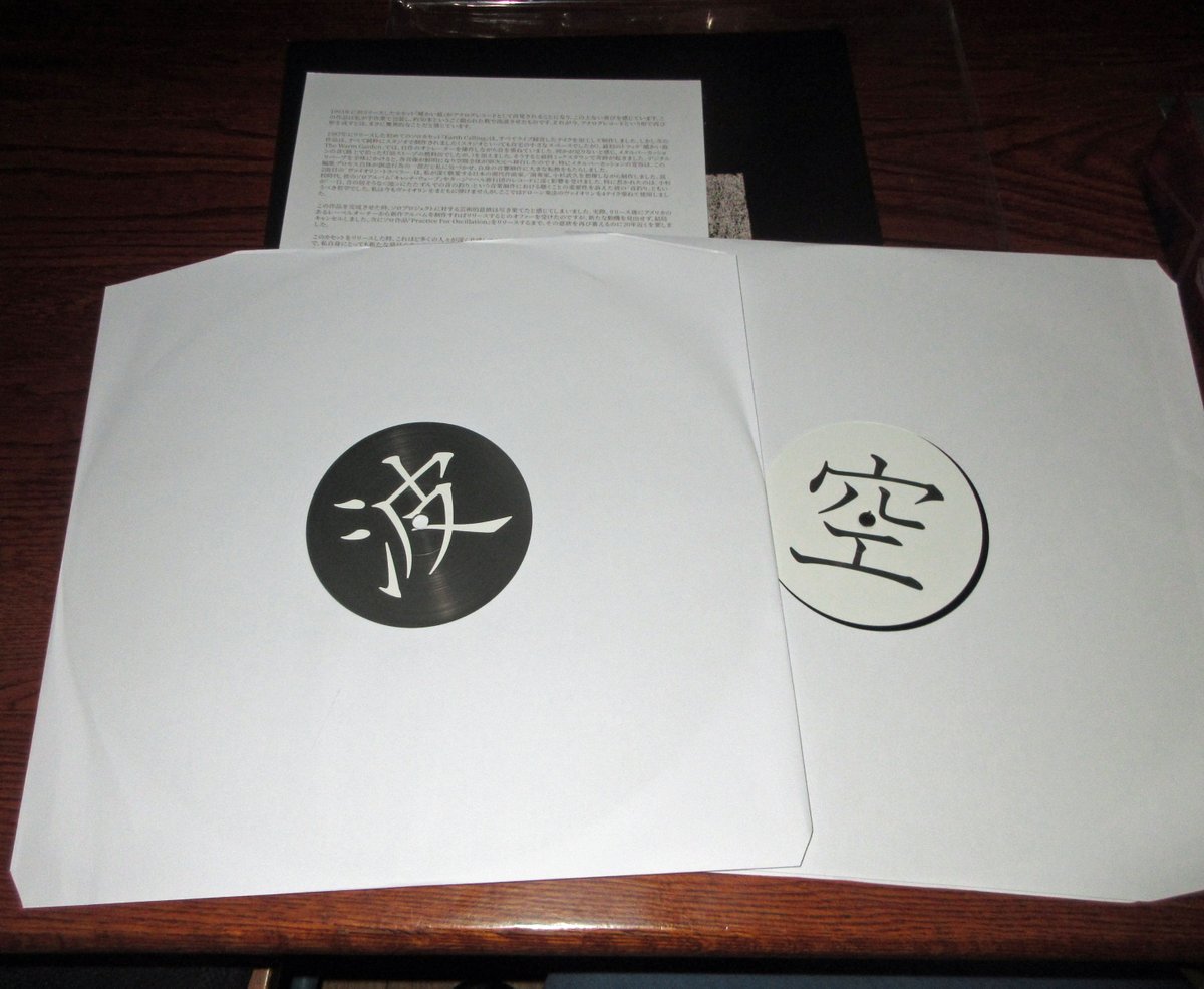 pukka_white14's tweet photo. さぁ、ついに来ました！1993年にリリースした私のカセット「The Warm Garden」が2022年のCD化に次いでこの度アナログレコードで復刻されました！それも重量盤2枚組という豪華仕様！元のカセットからリマスタリングしてとんでもなくいい音になってます！ぜひチェックしてください！ https://t.co/W4GiBJJ0fZ