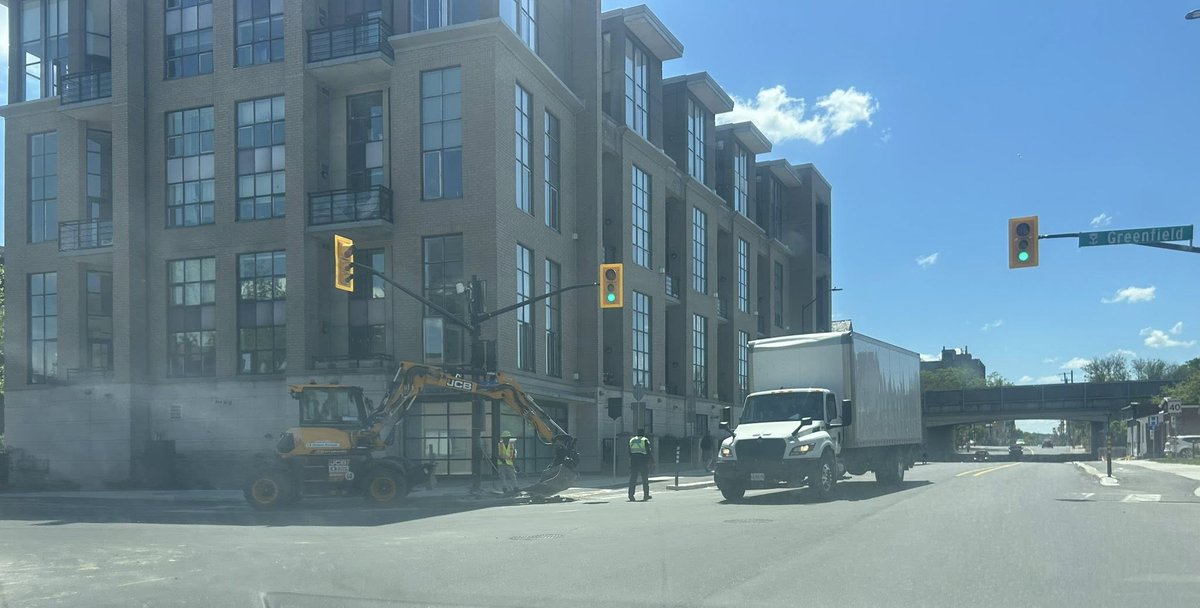 CapitalWard's tweet photo. We heard your feedback Old Ottawa East - the Main at Greenfield intersection is being adjusted to reduce back ups (it will allow vehicles turning right from Main onto Greenfield to receive a green light at the same time as Greenfield traffic receives a left onto Main). https://t.co/gcobkIDRSG