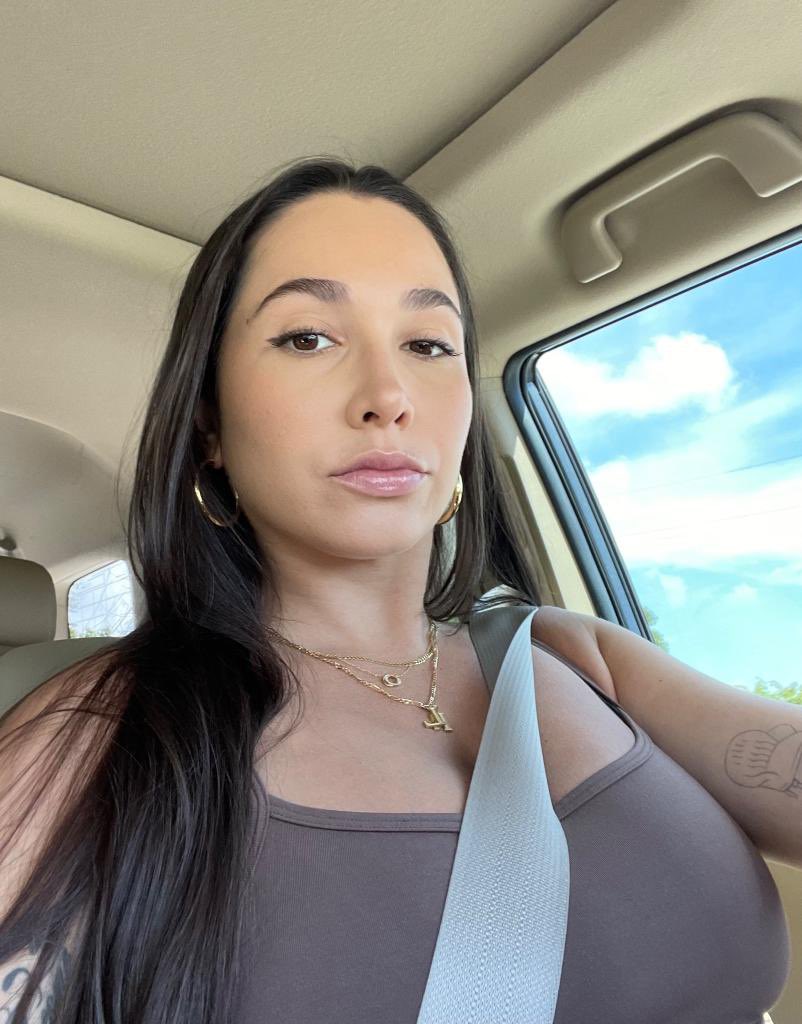 isabe35331's tweet photo. Quick selfi 📸 while driving 💕🥰🤗 https://t.co/AvaAdy7msJ