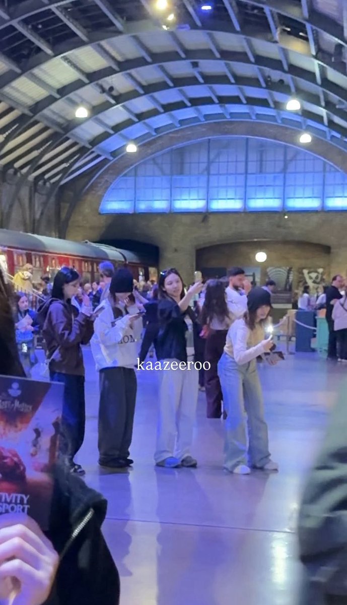 ShoryuuuC's tweet photo. Is everyone running into TWICE in London or what 🤡 https://t.co/K18YCSDBjk