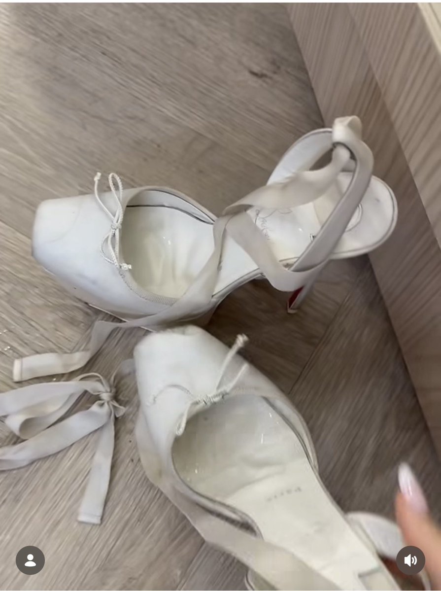 viccotine's tweet photo. are these the same??? so it was her foot sweat??? LMFAO https://t.co/z27q6yaOO1