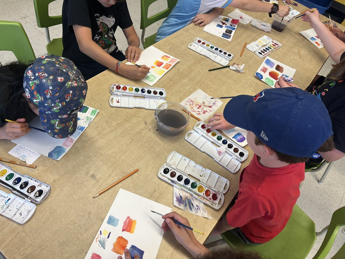 McM_MsT's tweet photo. Co-teaching with student leaders🤩 Using watercolour &amp; practicing brush techniques and exploring value, blending, texture, wet-on-wet, blotting, glazing &amp; more 🎨@tdsb
Later we will apply our new learning &amp; use watercolour on our artwork of a vibrant bouquet 💐
@TDSB_McMurrich https://t.co/JOQX5ocEw6