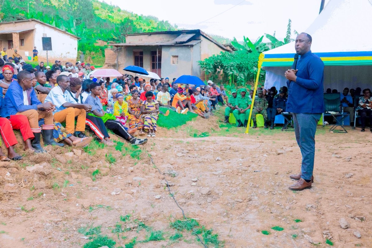 rulindodistrict's tweet photo. Kuri uyu wa kabiri Umuyobozi w'Akarere @Jmukanyirigira hamwe n'Abagize inzego z'umutekano,Abayobozi b'uturere twa @Gasabo_District na @Nyarugenge bakoranye inama y'umutekano ihuririweho n'abaturage bo mu mirenge ihana imbibi  hagamijwe kurushaho gufatanya kunoza umutekano. https://t.co/74WKXY5xeS