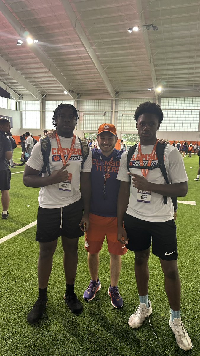 Jaydenmosley_10's tweet photo. had a great time and learning experience at @ClemsonFB @CoachCthomason @z_terrill53 @CUCoachReed @dmcdani2 @CoachChad91 @JLRealest  @coachjayo_ @TheUCReport @eagleacademyfb @BrianDohn247 @JeffBigDreamerH @AACultureInc @GGMediaTriState https://t.co/2C1OVnUBDf