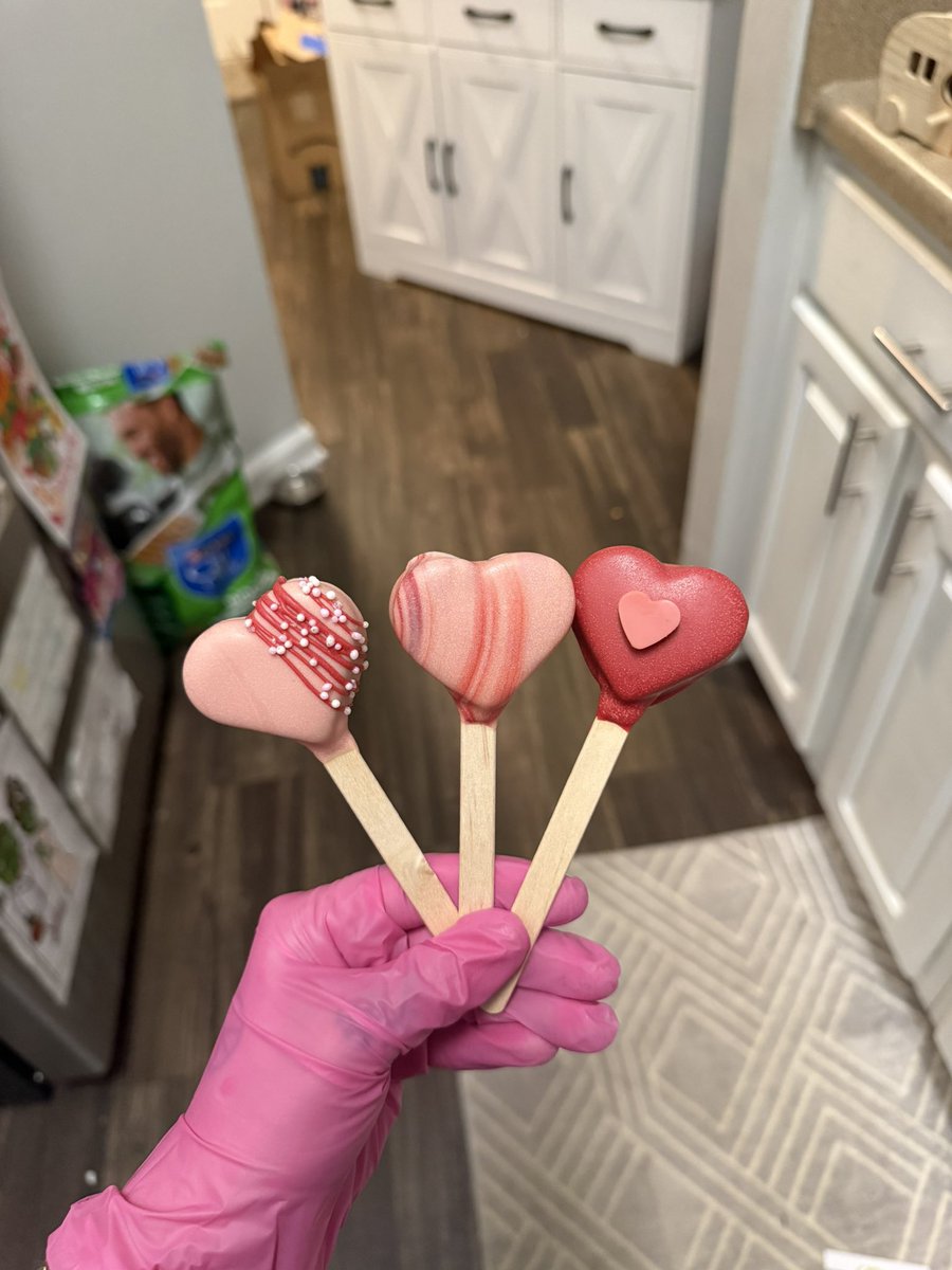 ElsaBaby14's tweet photo. Loooky I made new cake pops https://t.co/6LAnrkzorI