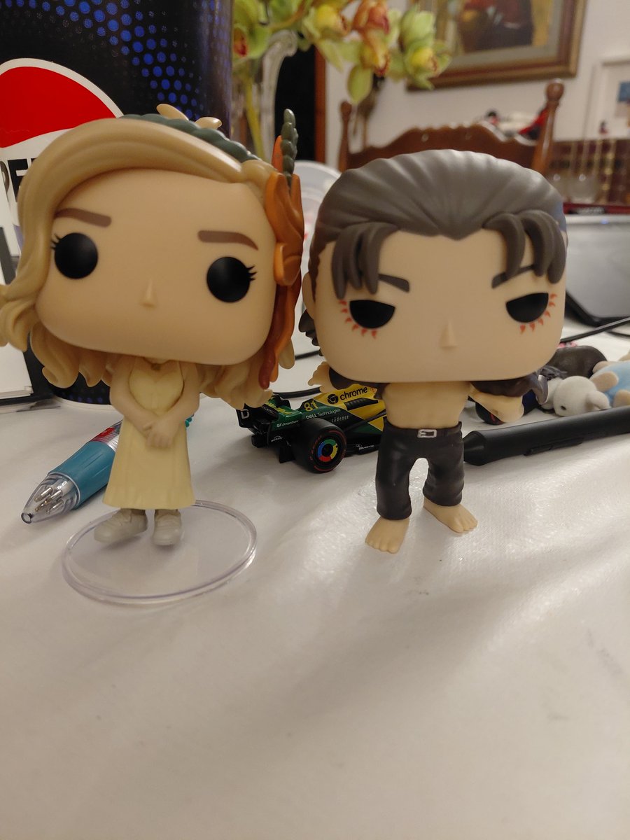 mouse99920's tweet photo. @blazinginsquids it's mostly an issue with female funkos😢😢 I put eren next to jackie for example bc he can stand perfectly fine since he has not only a wider stance but also a larger body/legs and feet in general. Why can't they make all funkos with the same foot size? https://t.co/gqKuRQbNeM