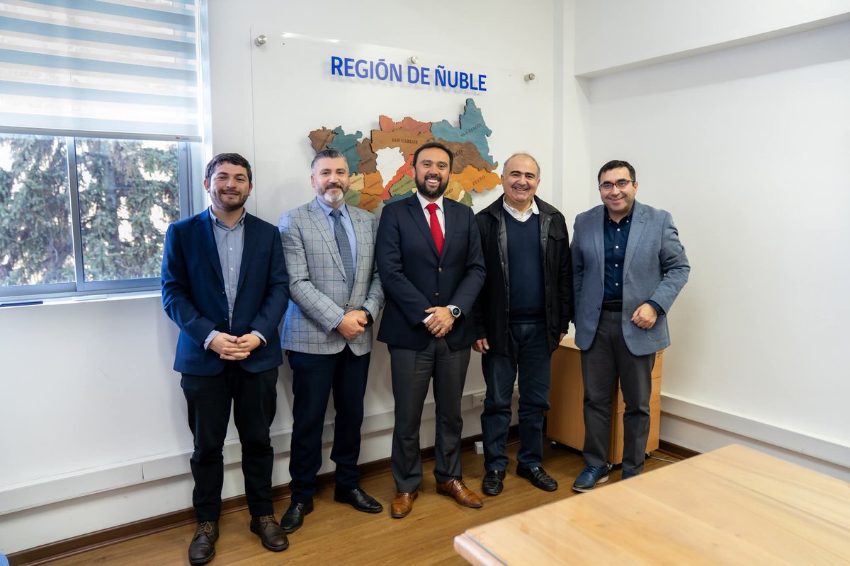 damikgi's tweet photo. Hoy entregamos al gobernador Óscar Crisóstomo nuestro informe crítico sobre el estudio de demanda del Aeródromo de Chillán. Valoramos su buena recepción y el compromiso de avanzar en una primera etapa con apoyo del Gobierno Regional. Este proyecto estratégico debe despegar pronto https://t.co/hLu4dclKcB