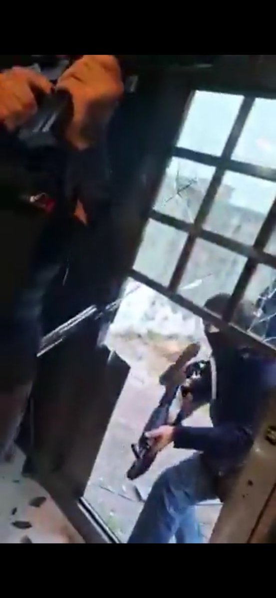 jorgegogdl's tweet photo. Comando armado de policías con tenis secuestró con violencia a la periodista Roxana Berenice Guzmán en Veracruz.

La fiscalía estatal dice que ya abrió “carpeta de investigación”, ojalá que no digan después como con Irma Hernández, que no hicieron nada y murió “de un infarto” https://t.co/sjoQRzu1BL