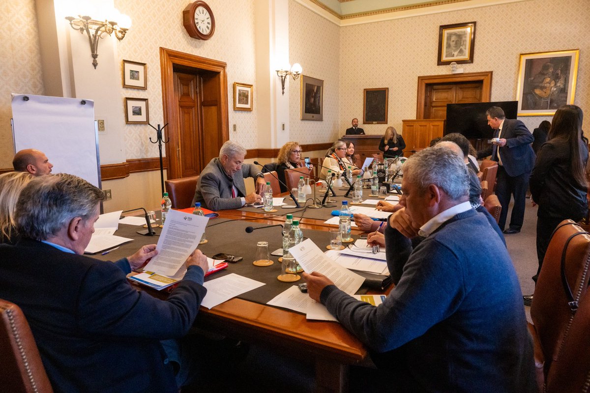 SenadoUy's tweet photo. 🏥 La Comisión de Salud Pública, presidida por el senador  @antonini_edu, recibió una delegación de la Red de Centros Interdisciplinarios del Uruguay y por otro tema a una delegación de AFCASMU y una delegación de la FUS. 

📄 Actuación 👉 https://t.co/tYjlvSB3IG https://t.co/OyBGrGZYcY