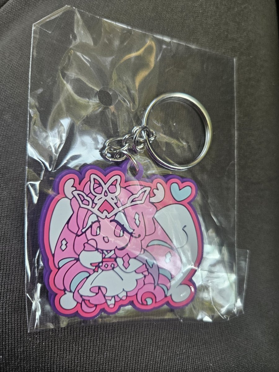 lullabyte0's tweet photo. My mothcharm keychains came in last month, and they were kind enough to toss in a free esugar. I think she'd be more loved by someone else (I love her but shes not a comfort character) so im thinking of doing a giveaway at some point! Itd just be to US though because shipping https://t.co/6EBVaCD03i