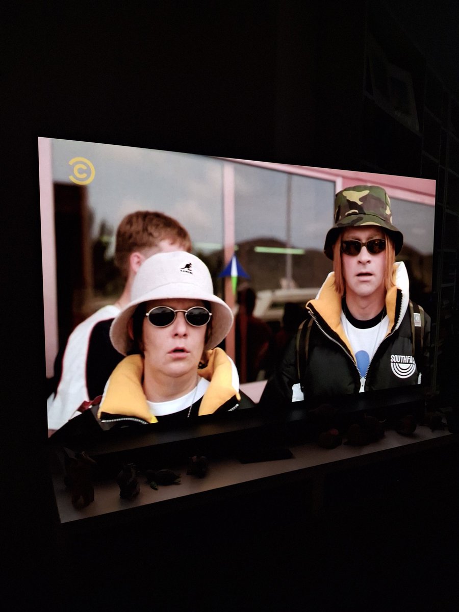 TerriLBenn's tweet photo. Yayyyyy love this film ❤️🧡💙
#kevinandperrygolarge
#film https://t.co/PKBUeX0zRq