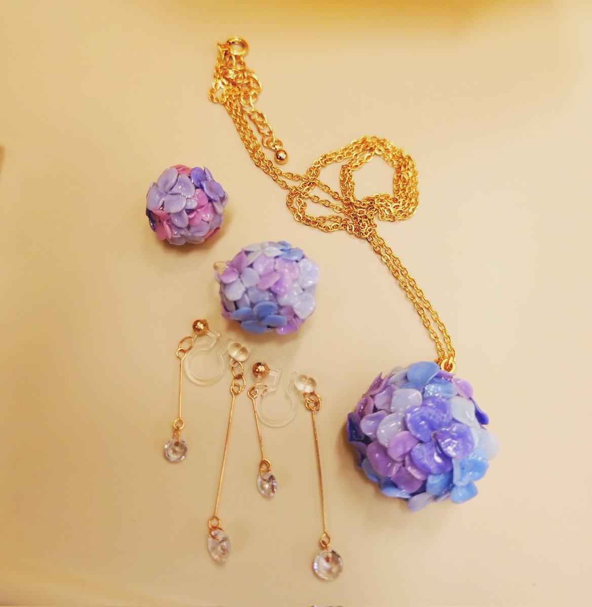 satokonosuke's tweet photo. 今回の大阪旅のおともは、昔作った紫陽花たち💠雑貨屋さんの店員さんが褒めてくれたよ✨

300円で買った雫みたいなイヤリングとあわせてつけたら、とてもぴったりで嬉しかったヾ(*´∀｀*)ﾉｷｬｯｷｬ https://t.co/wvHhW6CVhc