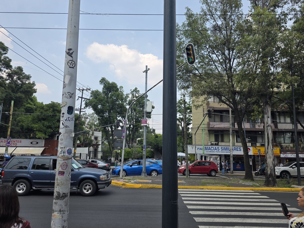 AnarcoPop's tweet photo. @OVIALCDMX @UCS_GCDMX Aquí hay una imagen más clara. Parece que le pegaron al poste de algún modo. Le toca a @SOBSECDMX ? https://t.co/2mODfc6b6f