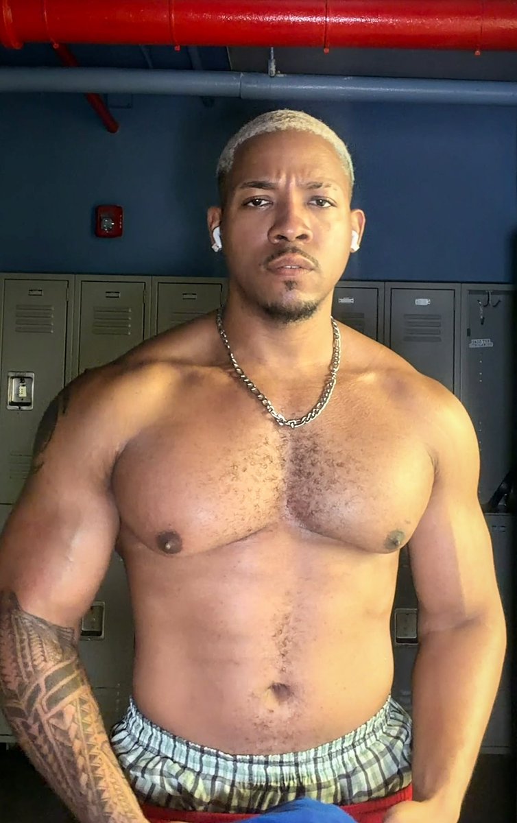 Nicosaesthetic's tweet photo. Glasses on or off? 💪🏽🤓 https://t.co/N26LWWdL4f